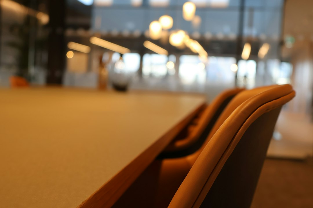 Fauteuils et assises design en cuir dans une salle de réunion contemporaine
