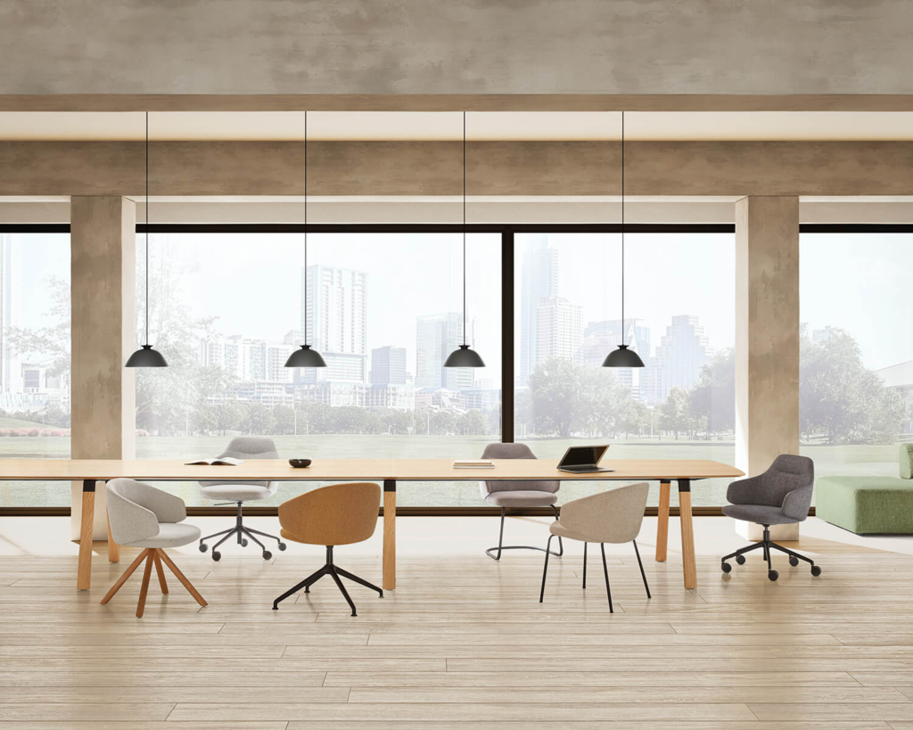 Salle de réunion contemporaine avec mobilier et sièges confortables